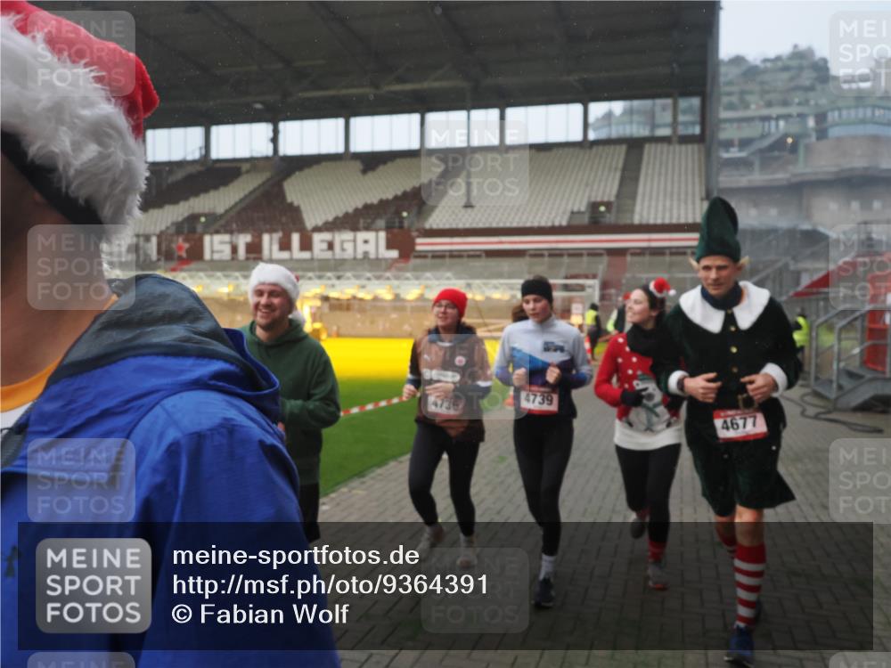 07.12.2025 - St. Pauli X-Mass-Run No. 15 Fabian Wolf http://msf.ph/oto/9364391 07.12.2025 10:06:18 Ziel 34, 127, 148, 187, 468, 893, 967, 969, 1119, 1788, 1832, 1937, 1946, 2894, 2968, 3093, 3196, 4246, 4251, 4657, 4665, 4670, 4672, 4676, 4677, 4736, 4739 meine-sportfotos.de