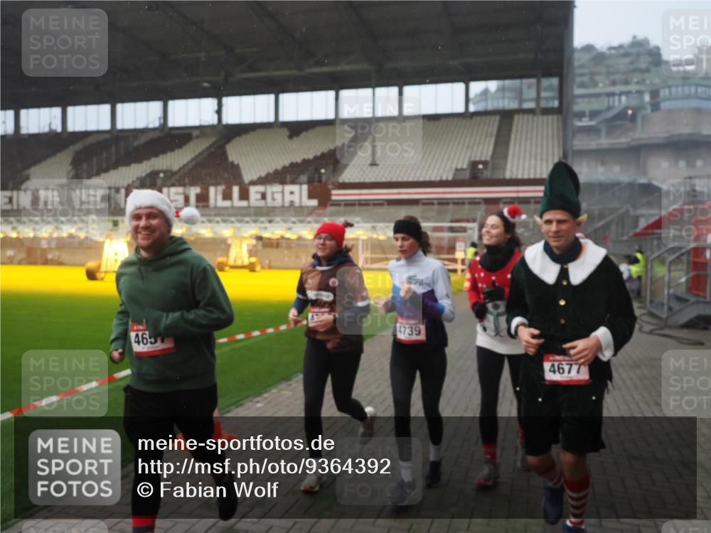 07.12.2025 - St. Pauli X-Mass-Run No. 15 Fabian Wolf http://msf.ph/oto/9364392 07.12.2025 10:06:19 Ziel 34, 127, 148, 187, 893, 967, 969, 1119, 1369, 1832, 1937, 1946, 2894, 2968, 3093, 3196, 4246, 4251, 4657, 4665, 4670, 4672, 4676, 4677, 4736, 4739 meine-sportfotos.de
