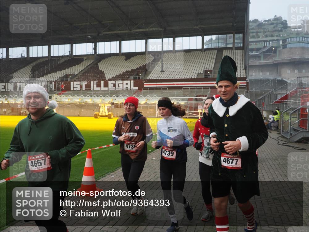 07.12.2025 - St. Pauli X-Mass-Run No. 15 Fabian Wolf http://msf.ph/oto/9364393 07.12.2025 10:06:19 Ziel 34, 127, 148, 187, 893, 967, 969, 1119, 1369, 1832, 1937, 1946, 2894, 2968, 3093, 3196, 4246, 4251, 4657, 4665, 4670, 4672, 4676, 4677, 4736, 4739 meine-sportfotos.de