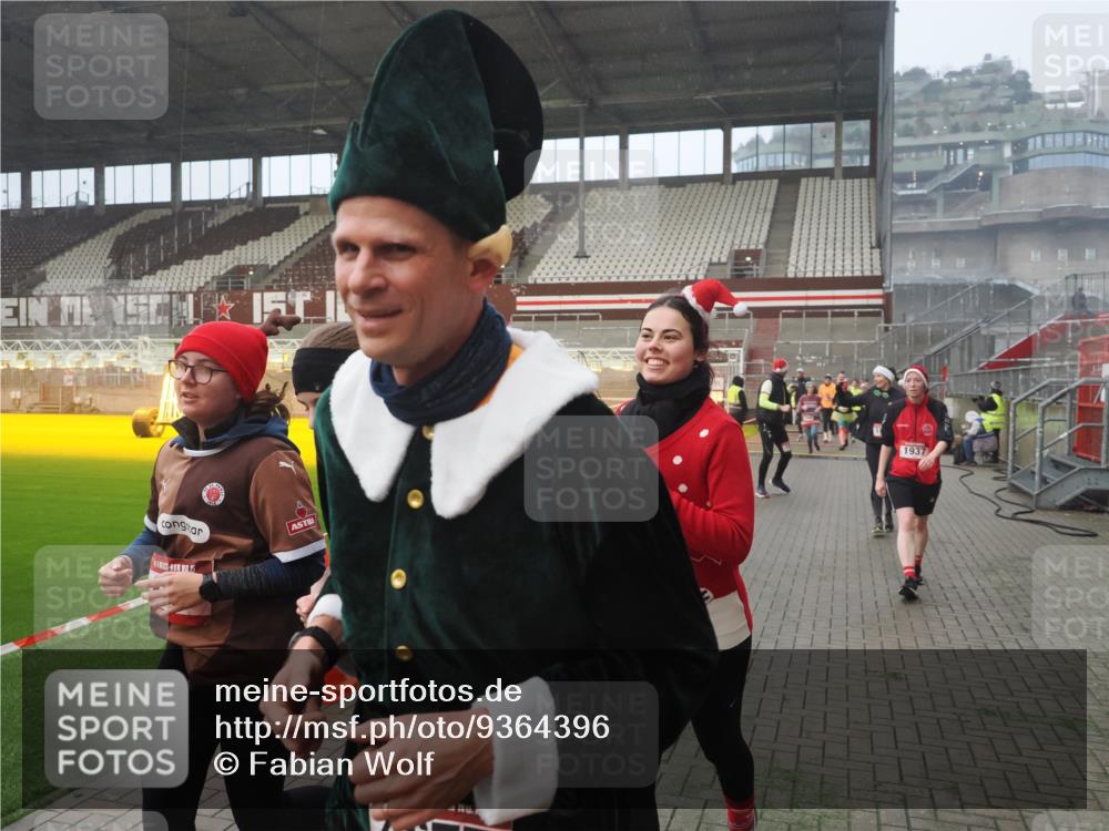 07.12.2025 - St. Pauli X-Mass-Run No. 15 Fabian Wolf http://msf.ph/oto/9364396 07.12.2025 10:06:19 Ziel 34, 127, 148, 187, 893, 967, 969, 1119, 1369, 1832, 1937, 1946, 2894, 2968, 3093, 3196, 4246, 4251, 4657, 4665, 4670, 4672, 4676, 4677, 4736, 4739 meine-sportfotos.de