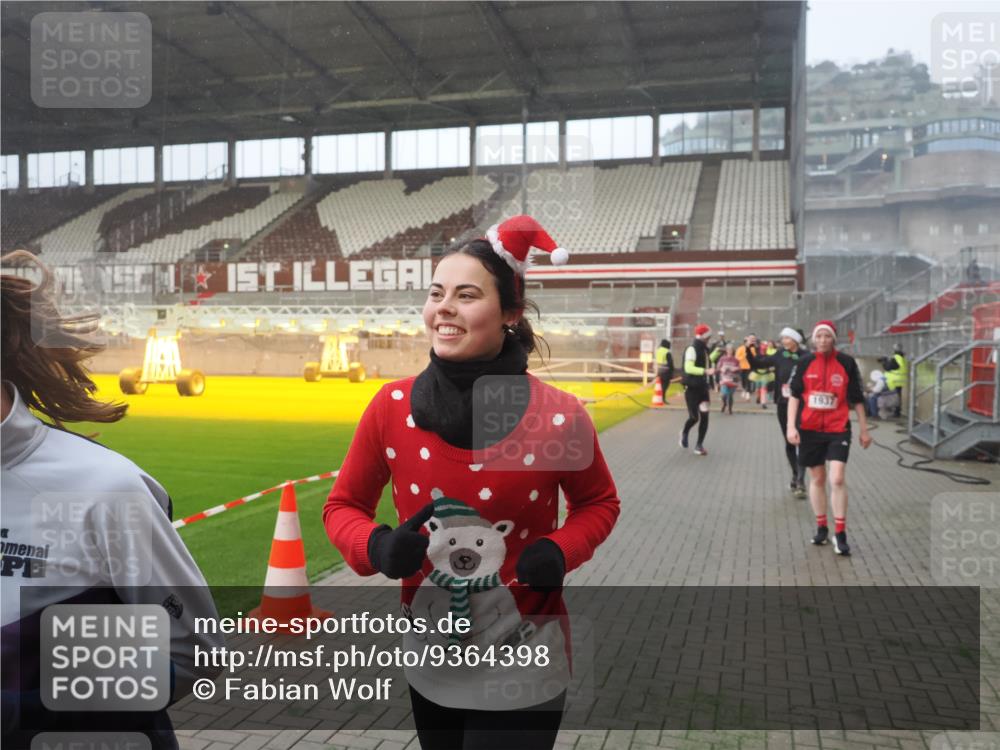 07.12.2025 - St. Pauli X-Mass-Run No. 15 Fabian Wolf http://msf.ph/oto/9364398 07.12.2025 10:06:20 Ziel 34, 127, 148, 187, 893, 967, 969, 1119, 1369, 1479, 1480, 1832, 1937, 1946, 2894, 2968, 3196, 4246, 4657, 4665, 4670, 4672, 4676, 4677, 4736, 4739 meine-sportfotos.de