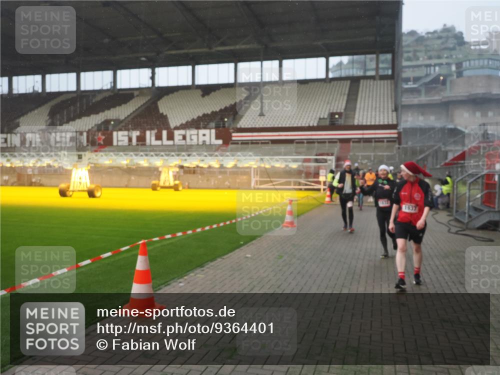 07.12.2025 - St. Pauli X-Mass-Run No. 15 Fabian Wolf http://msf.ph/oto/9364401 07.12.2025 10:06:20 Ziel 34, 127, 148, 187, 893, 967, 969, 1119, 1369, 1479, 1480, 1832, 1937, 1946, 2894, 2968, 3196, 4246, 4657, 4665, 4670, 4672, 4676, 4677, 4736, 4739 meine-sportfotos.de