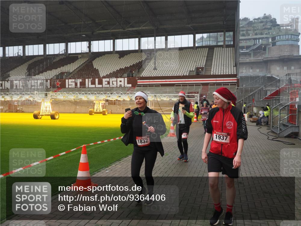07.12.2025 - St. Pauli X-Mass-Run No. 15 Fabian Wolf http://msf.ph/oto/9364406 07.12.2025 10:06:23 Ziel 34, 127, 187, 893, 967, 969, 1119, 1369, 1479, 1480, 1832, 1937, 1946, 3213, 3232, 3534, 3535, 3536, 3537, 4657, 4665, 4670, 4672, 4676, 4677, 4736, 4739 meine-sportfotos.de