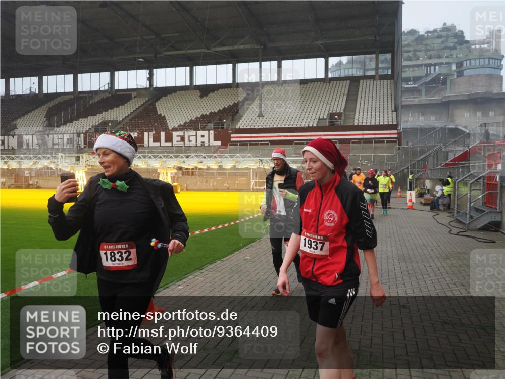 07.12.2025 - St. Pauli X-Mass-Run No. 15 Fabian Wolf http://msf.ph/oto/9364409 07.12.2025 10:06:23 Ziel 34, 127, 187, 893, 967, 969, 1119, 1369, 1479, 1480, 1832, 1937, 1946, 3213, 3232, 3534, 3535, 3536, 3537, 4657, 4665, 4670, 4672, 4676, 4677, 4736, 4739 meine-sportfotos.de