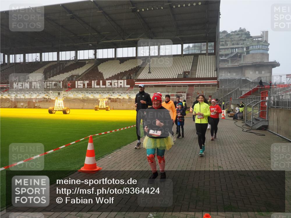 07.12.2025 - St. Pauli X-Mass-Run No. 15 Fabian Wolf http://msf.ph/oto/9364424 07.12.2025 10:06:28 Ziel 34, 187, 562, 1119, 1369, 1479, 1480, 1832, 1937, 1946, 3213, 3232, 3534, 3535, 3536, 3537, 4459, 4657, 4665, 4672, 4677, 4736, 4739 meine-sportfotos.de
