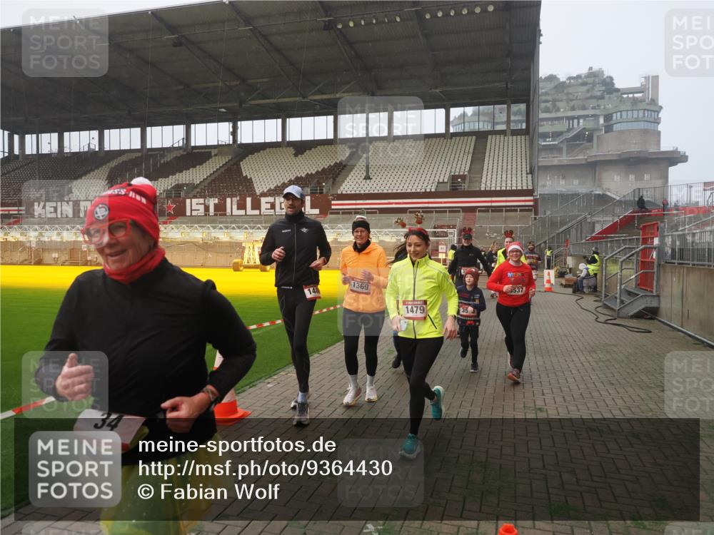 07.12.2025 - St. Pauli X-Mass-Run No. 15 Fabian Wolf http://msf.ph/oto/9364430 07.12.2025 10:06:29 Ziel 34, 187, 562, 1369, 1479, 1480, 1832, 1946, 3213, 3232, 3534, 3535, 3536, 3537, 4459, 4657, 4672, 4677, 4736, 4739 meine-sportfotos.de