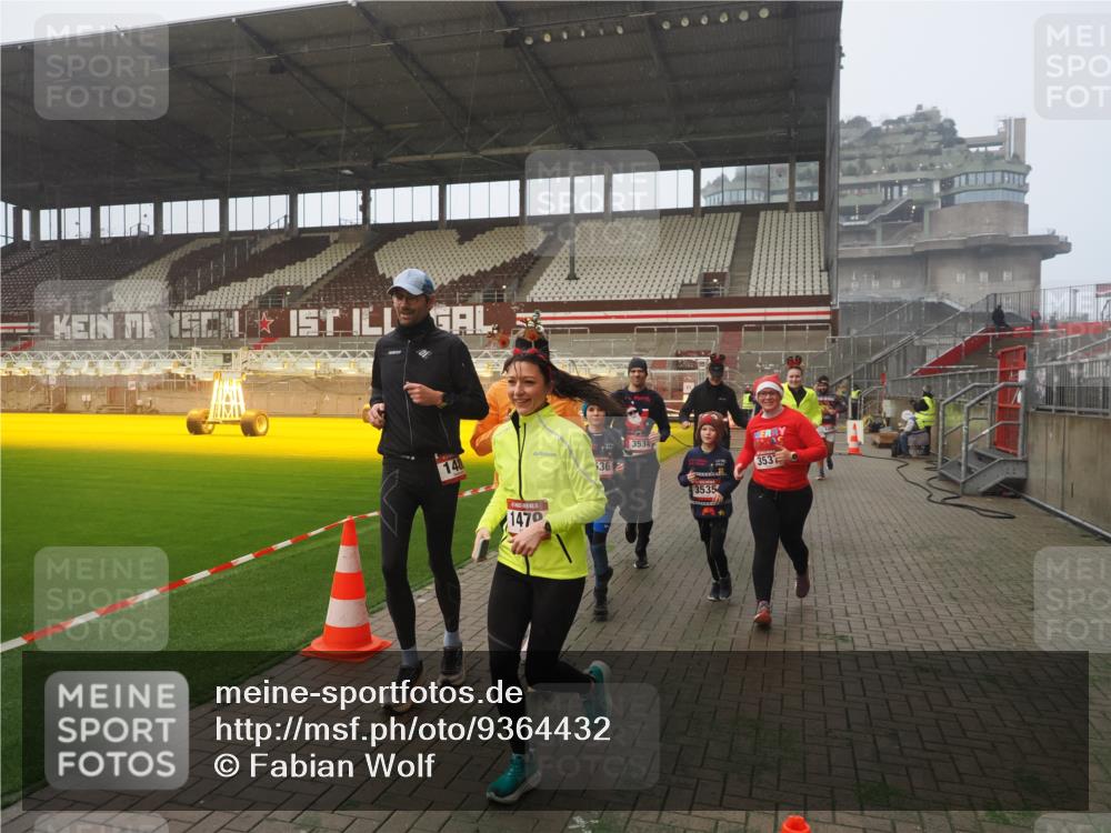 07.12.2025 - St. Pauli X-Mass-Run No. 15 Fabian Wolf http://msf.ph/oto/9364432 07.12.2025 10:06:30 Ziel 34, 187, 562, 1369, 1479, 1480, 1832, 1946, 3213, 3232, 3534, 3535, 3536, 3537, 4459, 4672, 4677 meine-sportfotos.de