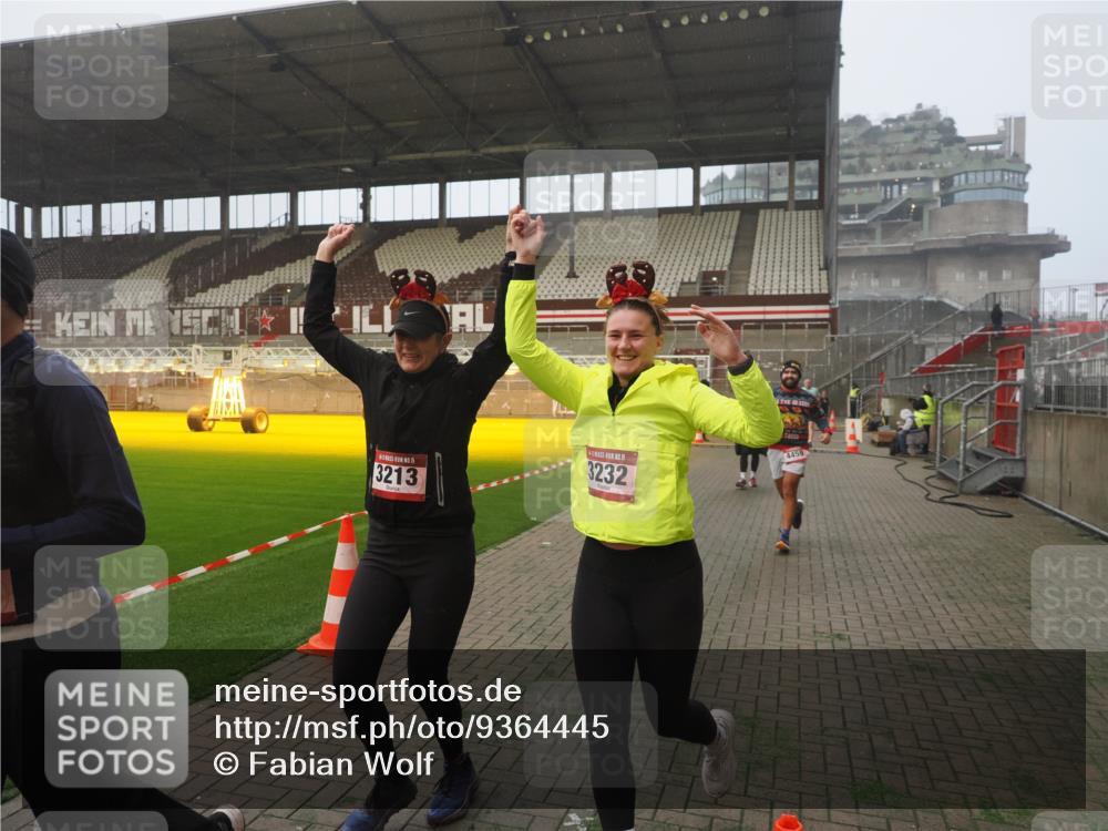 07.12.2025 - St. Pauli X-Mass-Run No. 15 Fabian Wolf http://msf.ph/oto/9364445 07.12.2025 10:06:32 Ziel 34, 150, 187, 562, 1369, 1479, 1480, 1832, 1946, 3213, 3232, 3534, 3535, 3536, 3537, 4459 meine-sportfotos.de