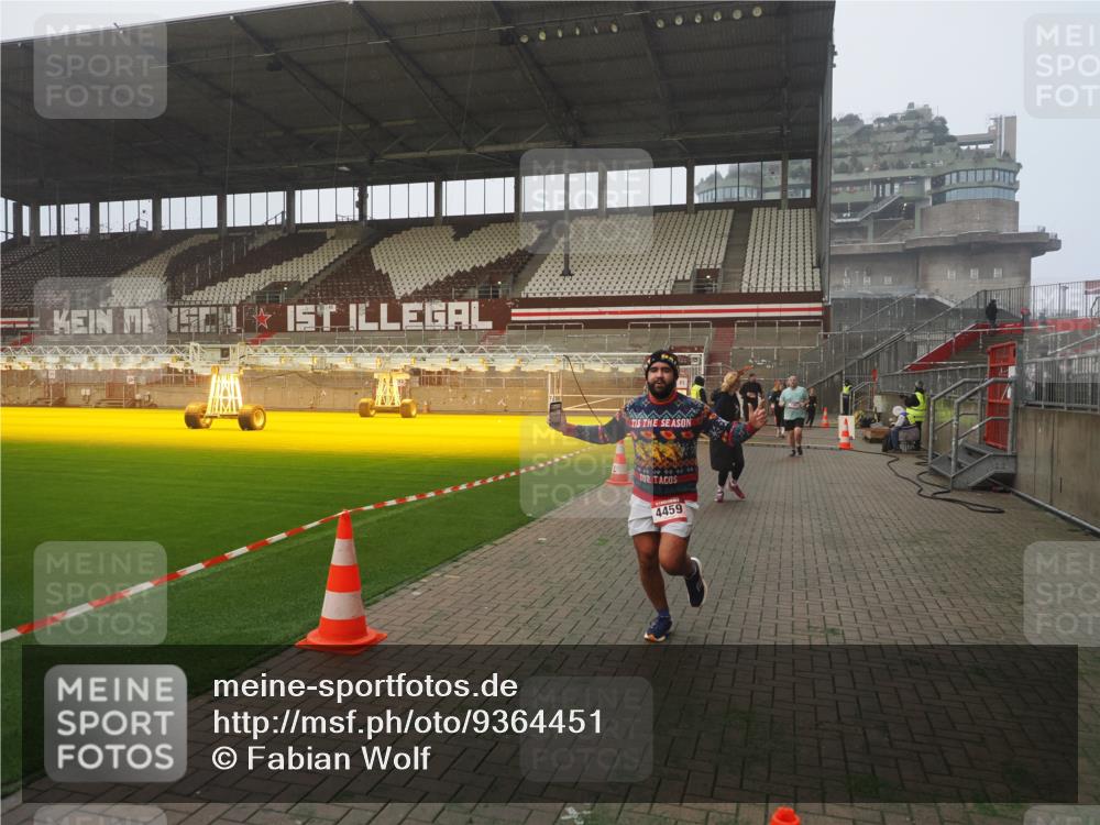07.12.2025 - St. Pauli X-Mass-Run No. 15 Fabian Wolf http://msf.ph/oto/9364451 07.12.2025 10:06:34 Ziel 34, 150, 187, 562, 1369, 1479, 1480, 1946, 3213, 3232, 3534, 3535, 3536, 3537, 3970, 3971, 4459 meine-sportfotos.de
