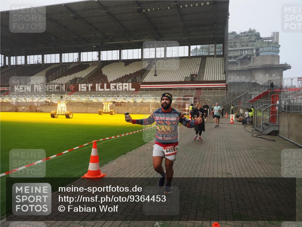 07.12.2025 - St. Pauli X-Mass-Run No. 15 Fabian Wolf http://msf.ph/oto/9364453 07.12.2025 10:06:34 Ziel 34, 150, 187, 562, 1369, 1479, 1480, 1946, 3213, 3232, 3534, 3535, 3536, 3537, 3970, 3971, 4459 meine-sportfotos.de