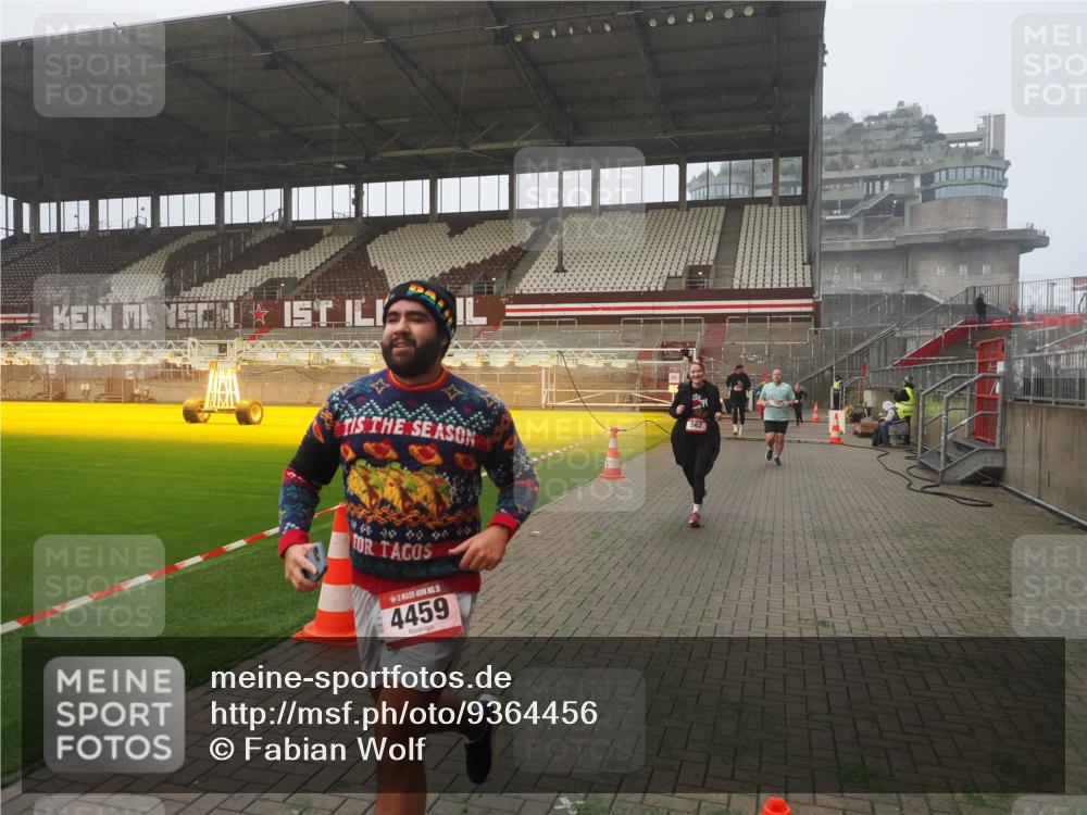07.12.2025 - St. Pauli X-Mass-Run No. 15 Fabian Wolf http://msf.ph/oto/9364456 07.12.2025 10:06:35 Ziel 34, 150, 562, 1369, 1479, 1480, 1946, 3213, 3232, 3330, 3534, 3535, 3536, 3537, 3970, 3971, 4459 meine-sportfotos.de