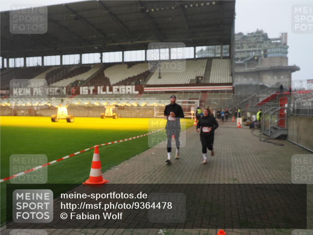 07.12.2025 - St. Pauli X-Mass-Run No. 15 Fabian Wolf http://msf.ph/oto/9364478 07.12.2025 10:06:40 Ziel 150, 562, 1479, 1480, 2129, 3213, 3232, 3330, 3333, 3534, 3535, 3536, 3537, 3970, 3971, 4459 meine-sportfotos.de