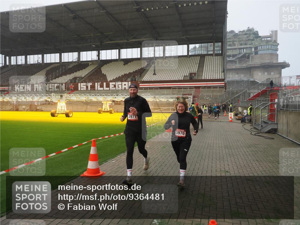 07.12.2025 - St. Pauli X-Mass-Run No. 15 Fabian Wolf http://msf.ph/oto/9364481 07.12.2025 10:06:41 Ziel 150, 562, 2129, 3213, 3232, 3330, 3333, 3534, 3535, 3536, 3537, 3970, 3971, 4459, 4735, 4738 meine-sportfotos.de
