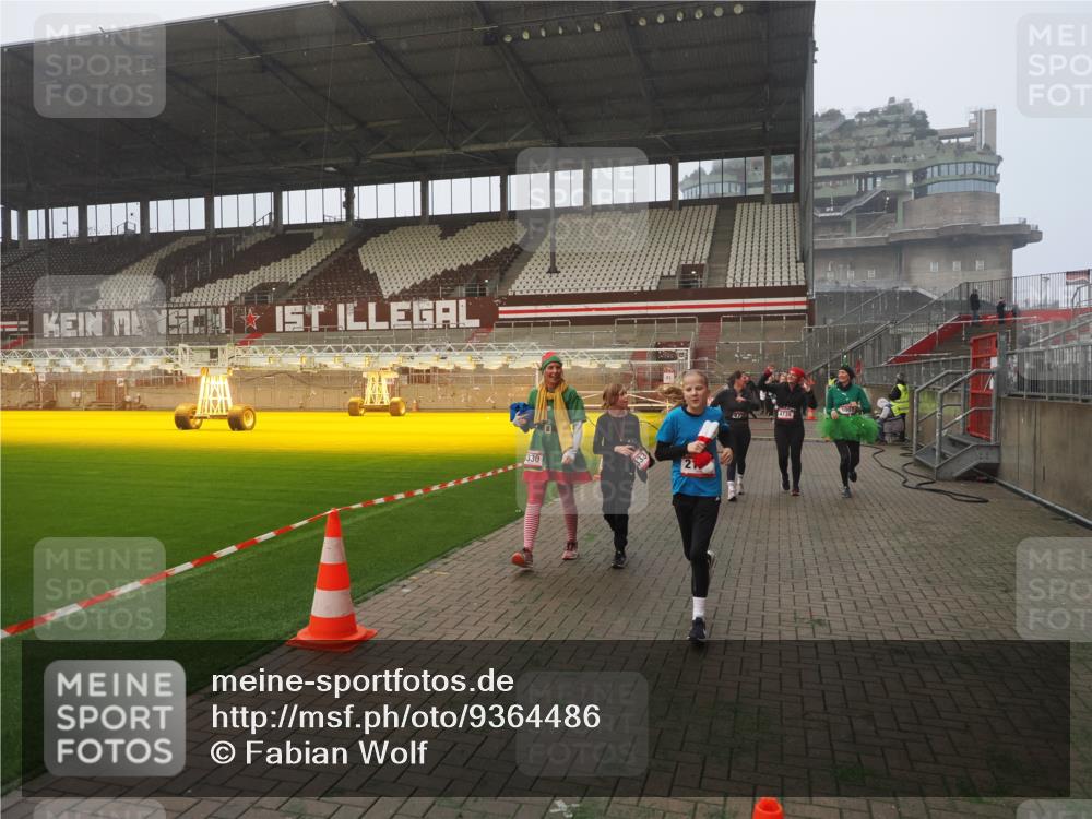 07.12.2025 - St. Pauli X-Mass-Run No. 15 Fabian Wolf http://msf.ph/oto/9364486 07.12.2025 10:06:46 Ziel 150, 217, 867, 1007, 1103, 2129, 3189, 3330, 3333, 3970, 3971, 4735, 4738 meine-sportfotos.de