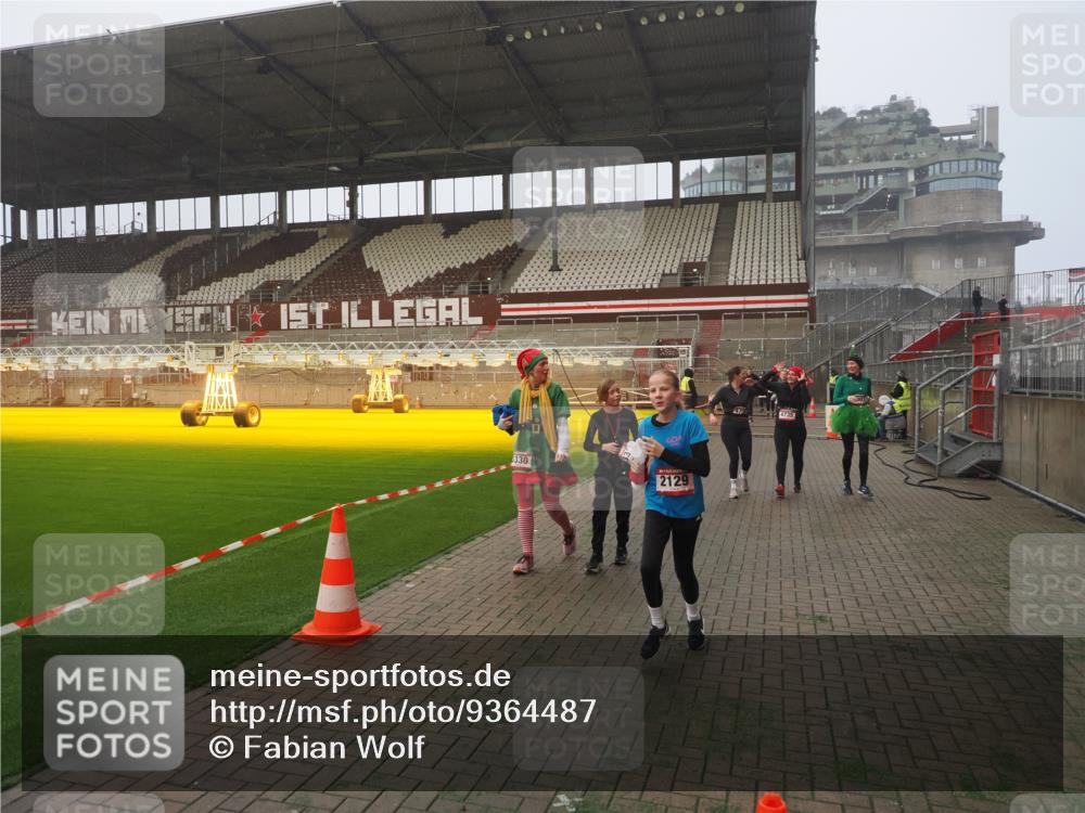 07.12.2025 - St. Pauli X-Mass-Run No. 15 Fabian Wolf http://msf.ph/oto/9364487 07.12.2025 10:06:46 Ziel 150, 217, 867, 1007, 1103, 2129, 3189, 3330, 3333, 3970, 3971, 4735, 4738 meine-sportfotos.de