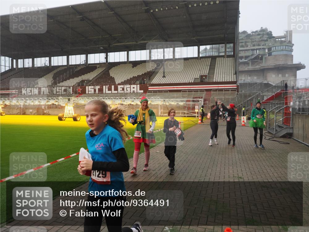 07.12.2025 - St. Pauli X-Mass-Run No. 15 Fabian Wolf http://msf.ph/oto/9364491 07.12.2025 10:06:47 Ziel 150, 217, 867, 1007, 1103, 1505, 2129, 3189, 3330, 3333, 3970, 3971, 4735, 4738 meine-sportfotos.de