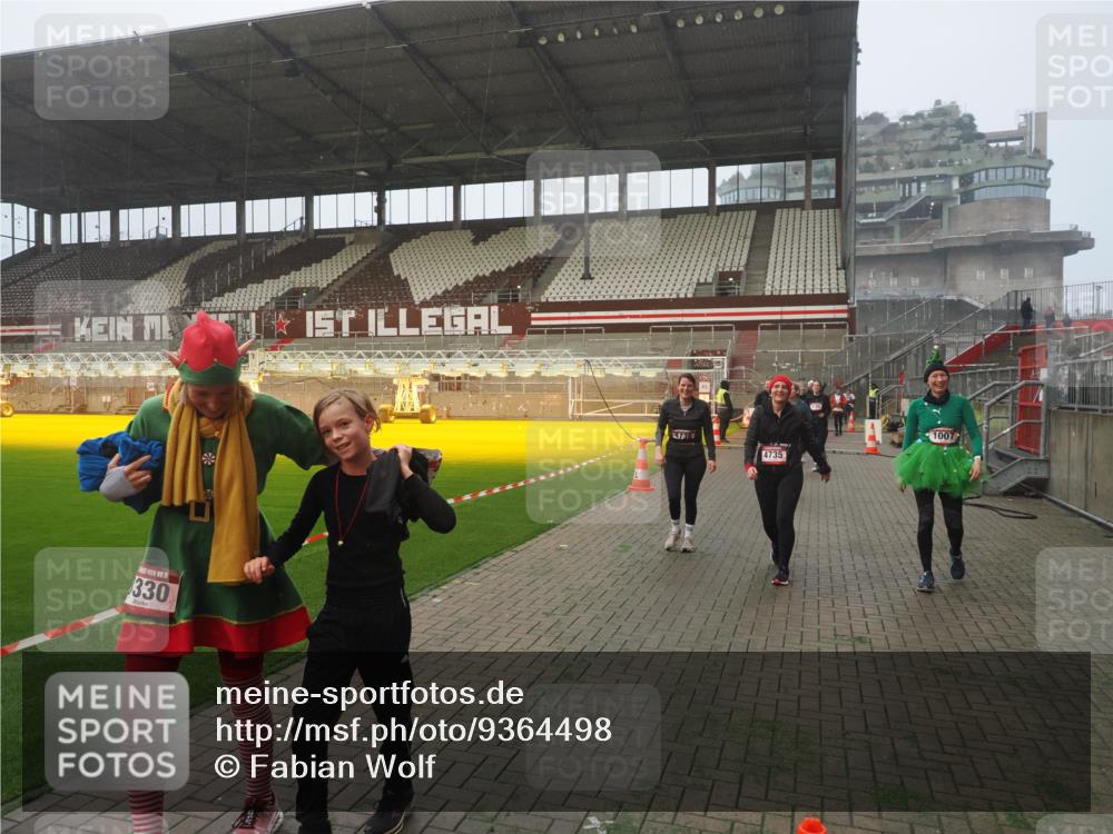 07.12.2025 - St. Pauli X-Mass-Run No. 15 Fabian Wolf http://msf.ph/oto/9364498 07.12.2025 10:06:49 Ziel 150, 217, 366, 867, 1007, 1103, 1505, 1735, 2129, 3189, 3330, 3333, 3970, 3971, 4735, 4738 meine-sportfotos.de