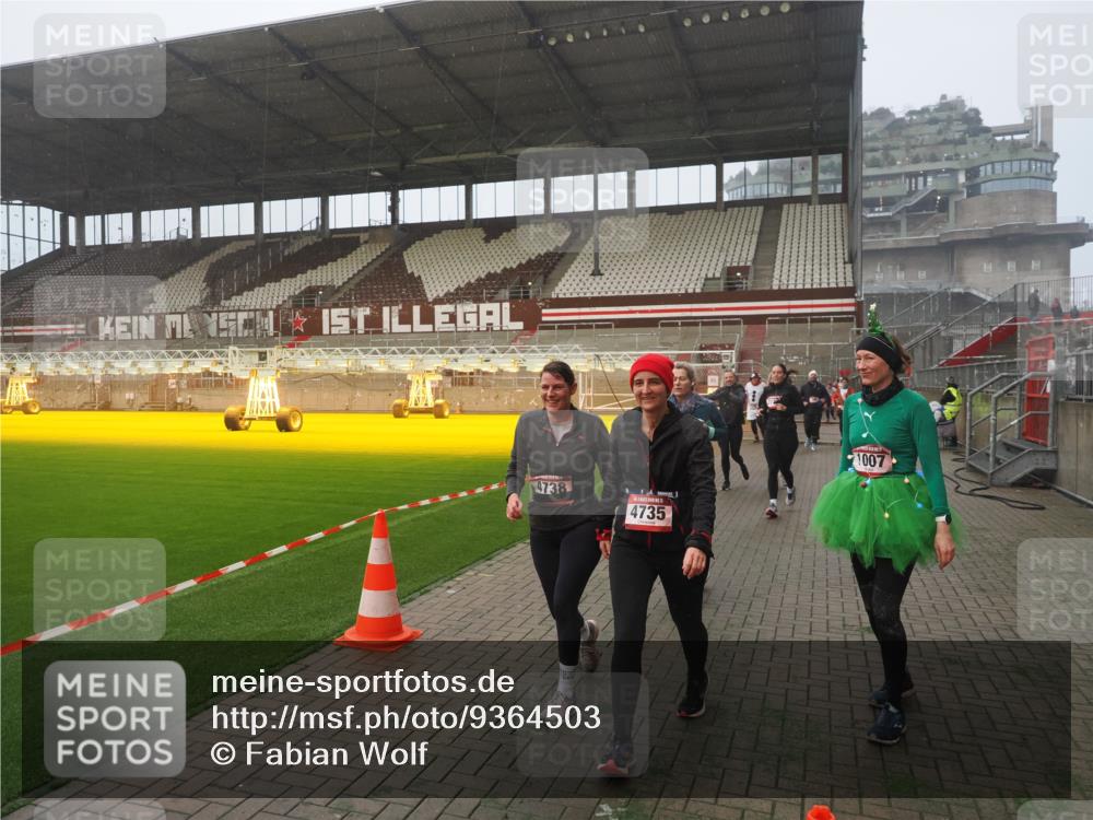 07.12.2025 - St. Pauli X-Mass-Run No. 15 Fabian Wolf http://msf.ph/oto/9364503 07.12.2025 10:06:52 Ziel 217, 366, 867, 972, 975, 1007, 1103, 1505, 1735, 1736, 2129, 3189, 3330, 3333, 3970, 3971, 4735, 4738 meine-sportfotos.de