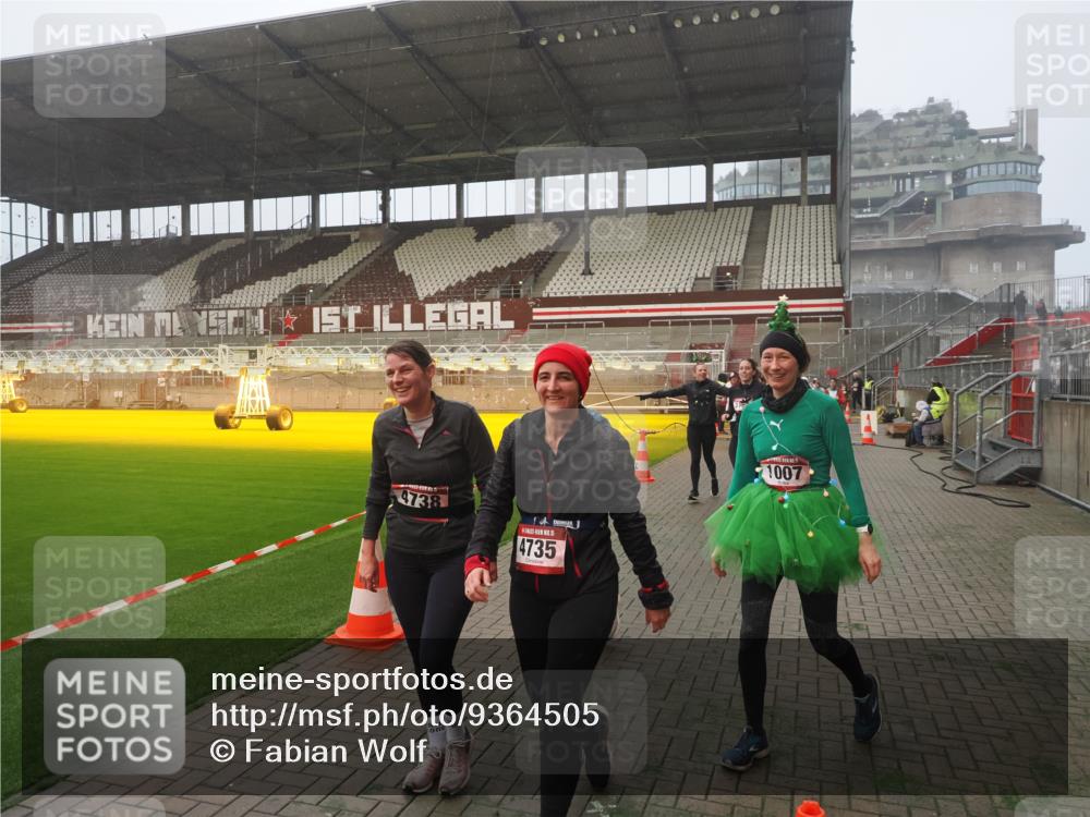 07.12.2025 - St. Pauli X-Mass-Run No. 15 Fabian Wolf http://msf.ph/oto/9364505 07.12.2025 10:06:52 Ziel 217, 366, 867, 972, 975, 1007, 1103, 1505, 1735, 1736, 2129, 3189, 3330, 3333, 3970, 3971, 4735, 4738 meine-sportfotos.de