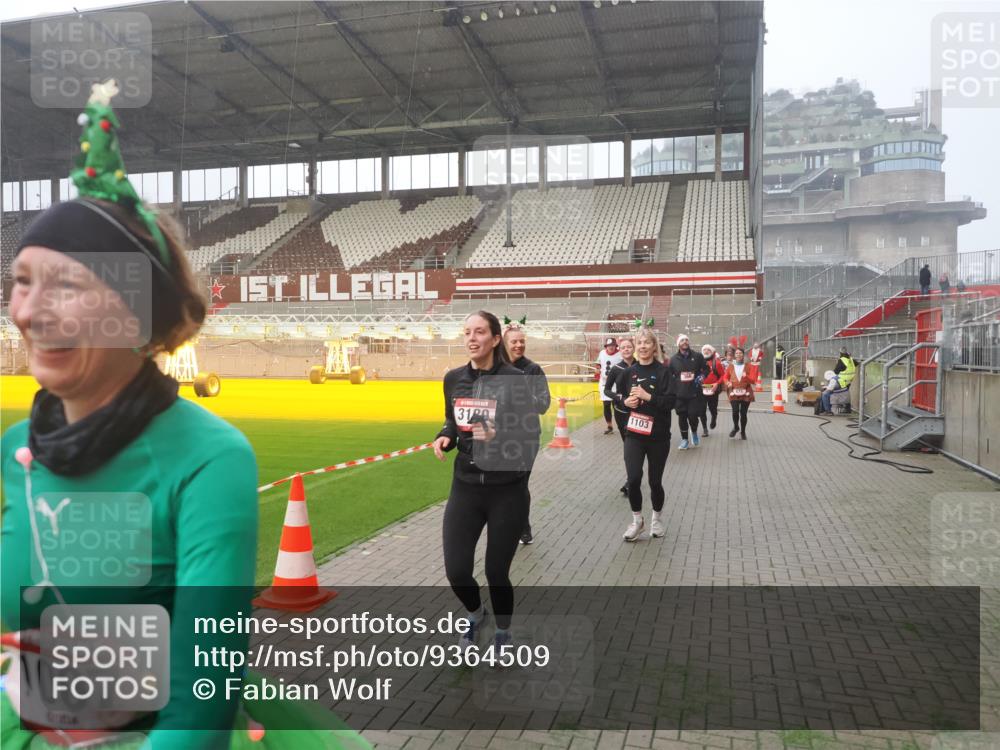 07.12.2025 - St. Pauli X-Mass-Run No. 15 Fabian Wolf http://msf.ph/oto/9364509 07.12.2025 10:06:54 Ziel 217, 366, 867, 972, 975, 1007, 1103, 1505, 1735, 1736, 2129, 3189, 3330, 3333, 4354, 4735, 4738 meine-sportfotos.de