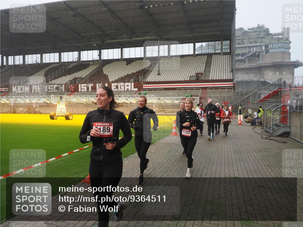 07.12.2025 - St. Pauli X-Mass-Run No. 15 Fabian Wolf http://msf.ph/oto/9364511 07.12.2025 10:06:55 Ziel 217, 366, 867, 972, 975, 1007, 1103, 1505, 1735, 1736, 2129, 3189, 3330, 3333, 4354, 4735, 4738 meine-sportfotos.de