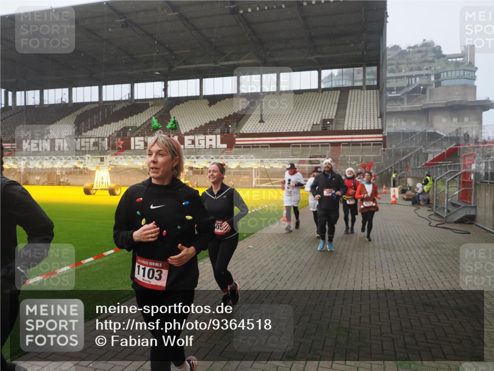 07.12.2025 - St. Pauli X-Mass-Run No. 15 Fabian Wolf http://msf.ph/oto/9364518 07.12.2025 10:06:56 Ziel 217, 366, 867, 972, 975, 1007, 1103, 1505, 1735, 1736, 2129, 3189, 3333, 4354, 4735, 4738 meine-sportfotos.de
