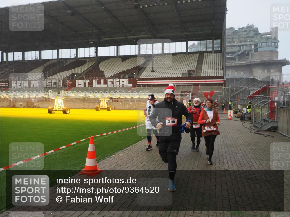07.12.2025 - St. Pauli X-Mass-Run No. 15 Fabian Wolf http://msf.ph/oto/9364520 07.12.2025 10:06:58 Ziel 217, 366, 421, 792, 867, 972, 975, 1007, 1103, 1505, 1572, 1735, 1736, 2129, 3189, 4354, 4735, 4738 meine-sportfotos.de