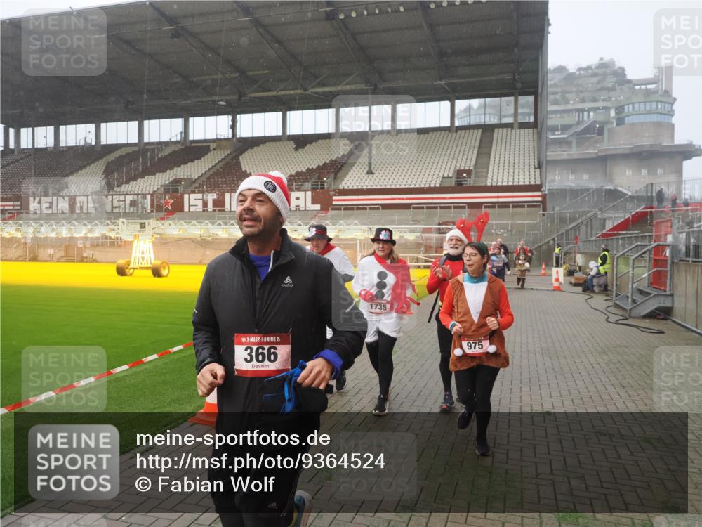 07.12.2025 - St. Pauli X-Mass-Run No. 15 Fabian Wolf http://msf.ph/oto/9364524 07.12.2025 10:06:59 Ziel 217, 366, 421, 792, 867, 972, 975, 1007, 1103, 1505, 1572, 1735, 1736, 2129, 3189, 3945, 4354, 4735, 4738 meine-sportfotos.de