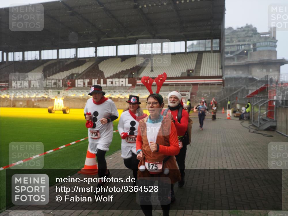 07.12.2025 - St. Pauli X-Mass-Run No. 15 Fabian Wolf http://msf.ph/oto/9364528 07.12.2025 10:06:59 Ziel 217, 366, 421, 792, 867, 972, 975, 1007, 1103, 1505, 1572, 1735, 1736, 2129, 3189, 3945, 4354, 4735, 4738 meine-sportfotos.de