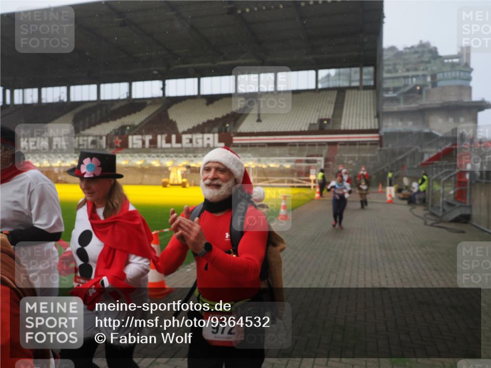 07.12.2025 - St. Pauli X-Mass-Run No. 15 Fabian Wolf http://msf.ph/oto/9364532 07.12.2025 10:07:00 Ziel 217, 366, 421, 792, 867, 972, 975, 1007, 1103, 1505, 1572, 1735, 1736, 2129, 3189, 3945, 4354, 4735, 4738 meine-sportfotos.de