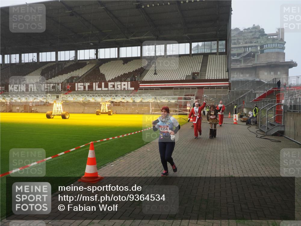 07.12.2025 - St. Pauli X-Mass-Run No. 15 Fabian Wolf http://msf.ph/oto/9364534 07.12.2025 10:07:03 Ziel 217, 366, 421, 792, 867, 972, 975, 1103, 1505, 1572, 1735, 1736, 3189, 3414, 3945, 4354 meine-sportfotos.de