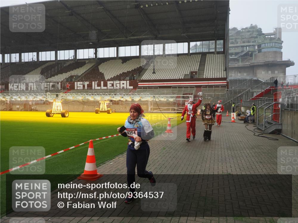 07.12.2025 - St. Pauli X-Mass-Run No. 15 Fabian Wolf http://msf.ph/oto/9364537 07.12.2025 10:07:03 Ziel 217, 366, 421, 792, 867, 972, 975, 1103, 1505, 1572, 1735, 1736, 3189, 3414, 3945, 4354 meine-sportfotos.de