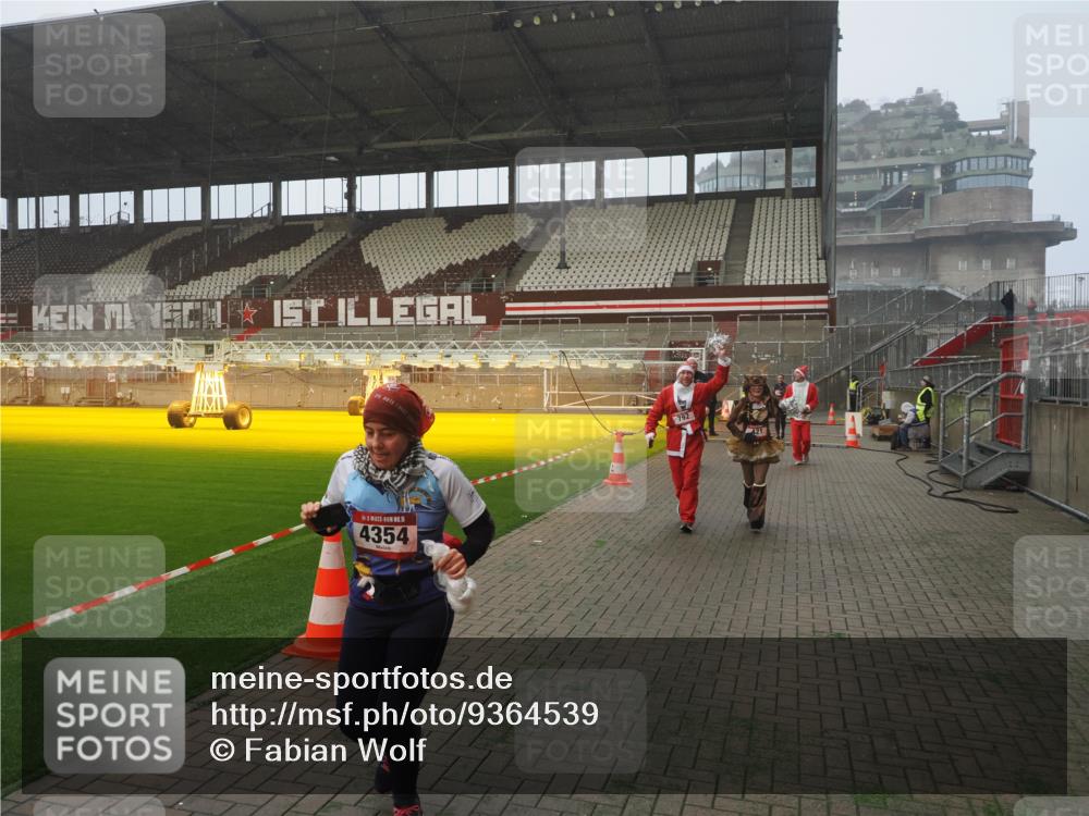 07.12.2025 - St. Pauli X-Mass-Run No. 15 Fabian Wolf http://msf.ph/oto/9364539 07.12.2025 10:07:04 Ziel 217, 366, 421, 792, 867, 972, 975, 1103, 1505, 1572, 1735, 1736, 3189, 3414, 3945, 4354 meine-sportfotos.de