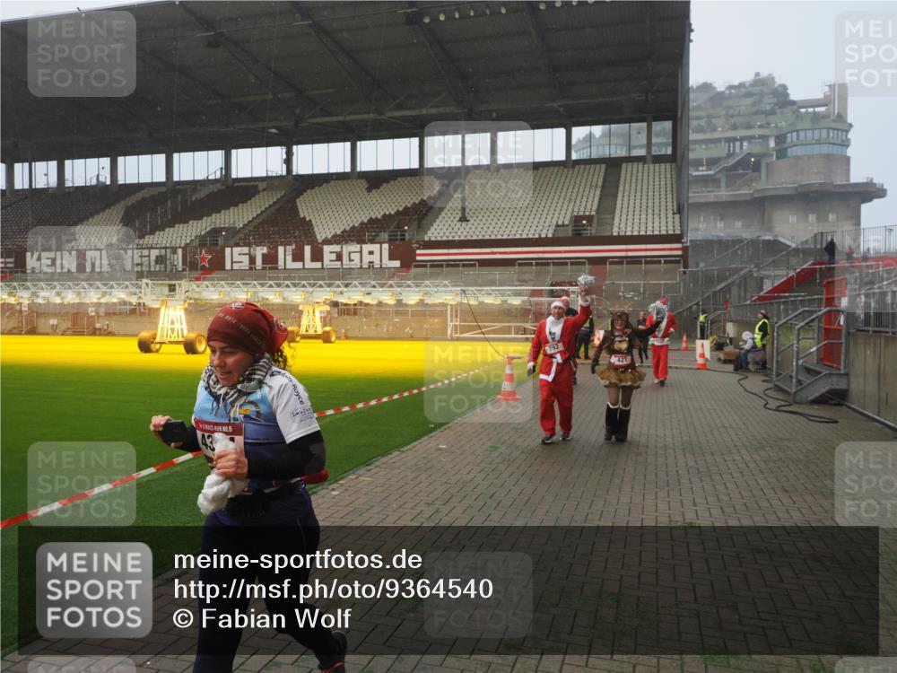 07.12.2025 - St. Pauli X-Mass-Run No. 15 Fabian Wolf http://msf.ph/oto/9364540 07.12.2025 10:07:04 Ziel 217, 366, 421, 792, 867, 972, 975, 1103, 1505, 1572, 1735, 1736, 3189, 3414, 3945, 4354 meine-sportfotos.de