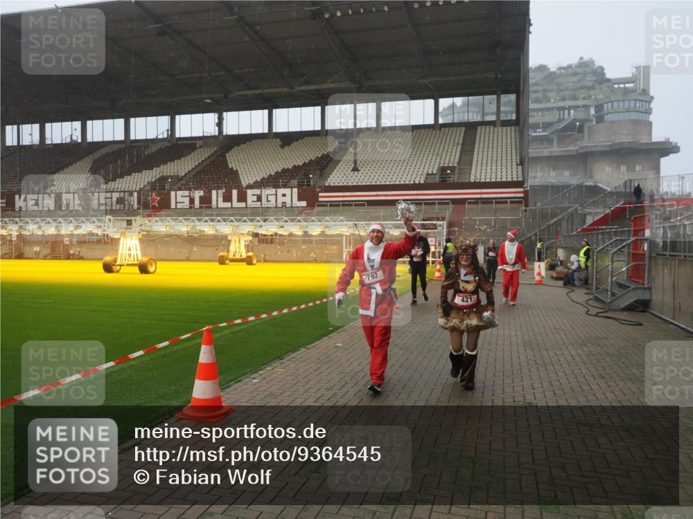 07.12.2025 - St. Pauli X-Mass-Run No. 15 Fabian Wolf http://msf.ph/oto/9364545 07.12.2025 10:07:05 Ziel 217, 366, 421, 792, 972, 975, 1103, 1505, 1572, 1735, 1736, 3189, 3414, 3945, 4354 meine-sportfotos.de