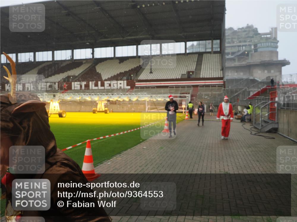 07.12.2025 - St. Pauli X-Mass-Run No. 15 Fabian Wolf http://msf.ph/oto/9364553 07.12.2025 10:07:07 Ziel 366, 421, 792, 972, 975, 1505, 1572, 1735, 1736, 3414, 3945, 4354 meine-sportfotos.de