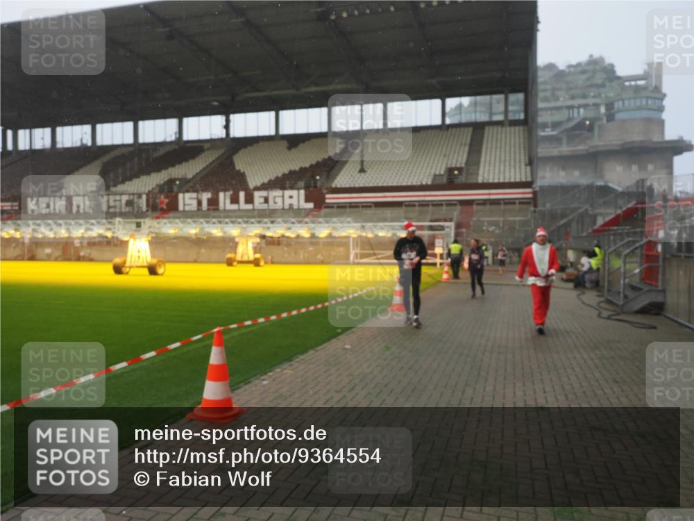 07.12.2025 - St. Pauli X-Mass-Run No. 15 Fabian Wolf http://msf.ph/oto/9364554 07.12.2025 10:07:07 Ziel 366, 421, 792, 972, 975, 1505, 1572, 1735, 1736, 3414, 3945, 4354 meine-sportfotos.de