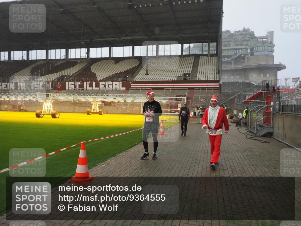 07.12.2025 - St. Pauli X-Mass-Run No. 15 Fabian Wolf http://msf.ph/oto/9364555 07.12.2025 10:07:10 Ziel 421, 792, 972, 975, 1572, 1736, 2983, 3414, 3945, 4354 meine-sportfotos.de