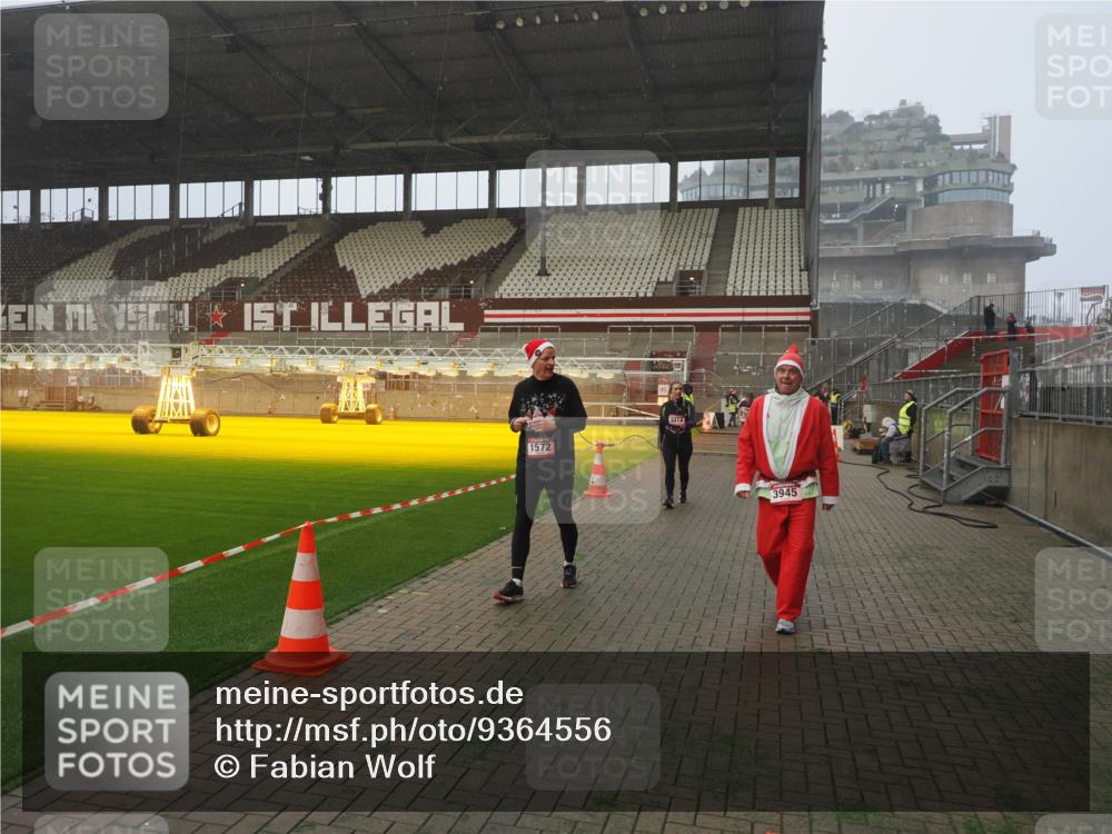 07.12.2025 - St. Pauli X-Mass-Run No. 15 Fabian Wolf http://msf.ph/oto/9364556 07.12.2025 10:07:10 Ziel 421, 792, 972, 975, 1572, 1736, 2983, 3414, 3945, 4354 meine-sportfotos.de