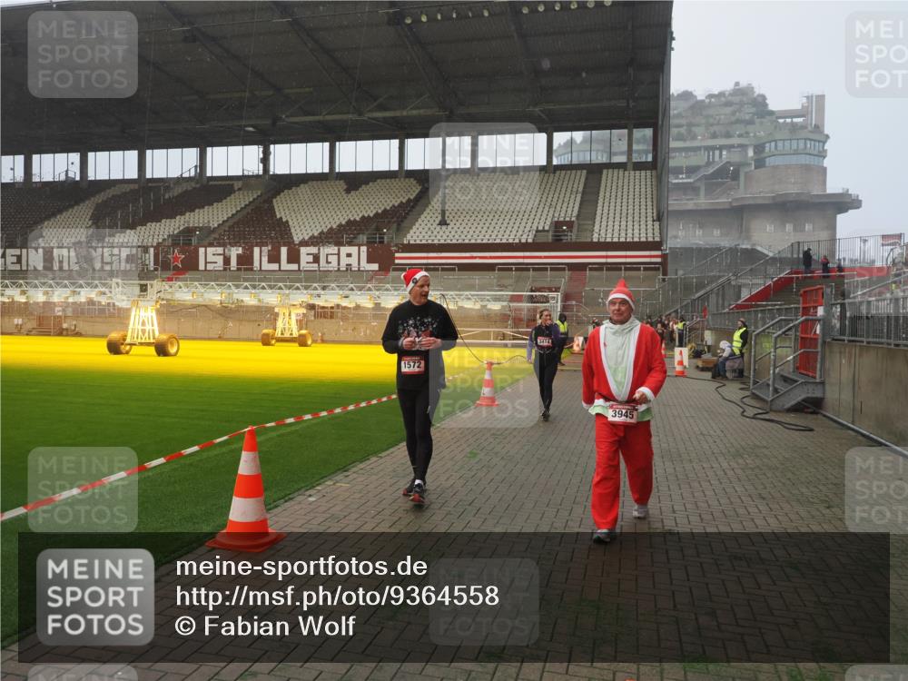 07.12.2025 - St. Pauli X-Mass-Run No. 15 Fabian Wolf http://msf.ph/oto/9364558 07.12.2025 10:07:10 Ziel 421, 792, 972, 975, 1572, 1736, 2983, 3414, 3945, 4354 meine-sportfotos.de