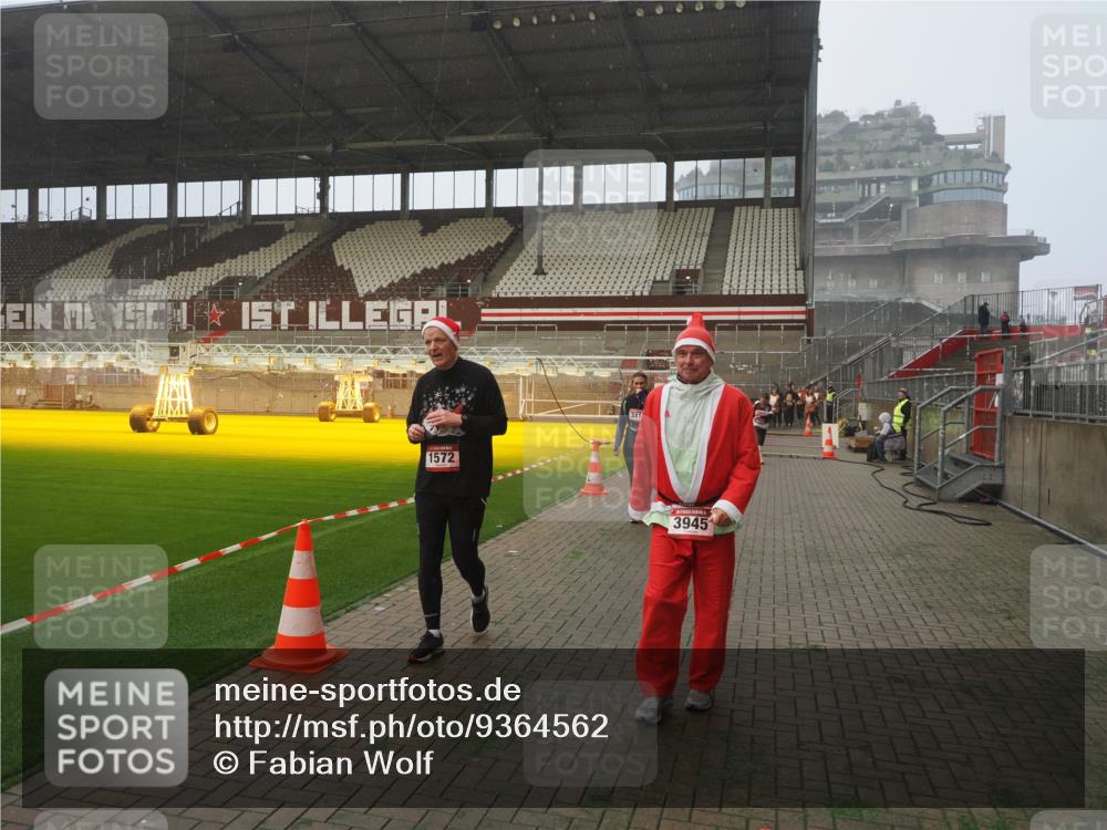 07.12.2025 - St. Pauli X-Mass-Run No. 15 Fabian Wolf http://msf.ph/oto/9364562 07.12.2025 10:07:11 Ziel 421, 792, 1572, 2983, 3414, 3945, 4354 meine-sportfotos.de