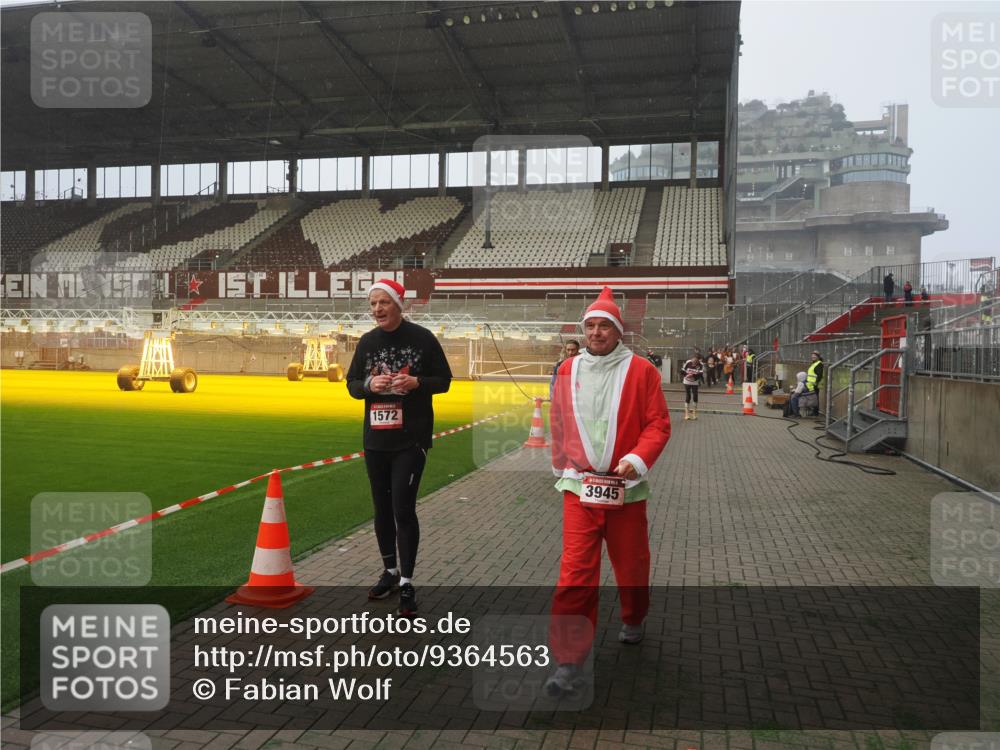 07.12.2025 - St. Pauli X-Mass-Run No. 15 Fabian Wolf http://msf.ph/oto/9364563 07.12.2025 10:07:11 Ziel 421, 792, 1572, 2983, 3414, 3945, 4354 meine-sportfotos.de