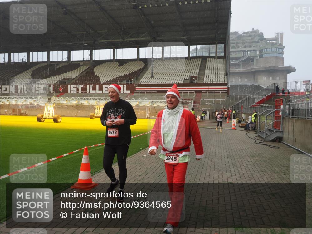 07.12.2025 - St. Pauli X-Mass-Run No. 15 Fabian Wolf http://msf.ph/oto/9364565 07.12.2025 10:07:12 Ziel 421, 792, 1572, 2983, 3414, 3945, 4354 meine-sportfotos.de