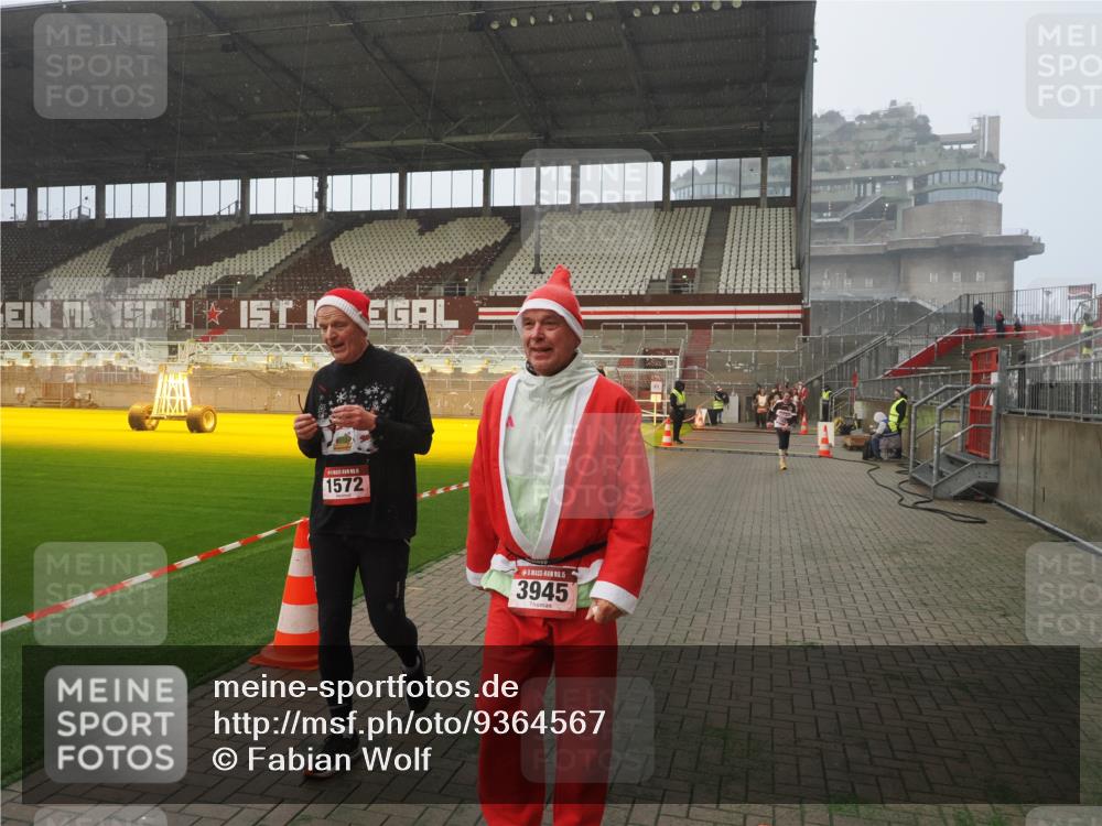 07.12.2025 - St. Pauli X-Mass-Run No. 15 Fabian Wolf http://msf.ph/oto/9364567 07.12.2025 10:07:12 Ziel 421, 792, 1572, 2983, 3414, 3945, 4354 meine-sportfotos.de