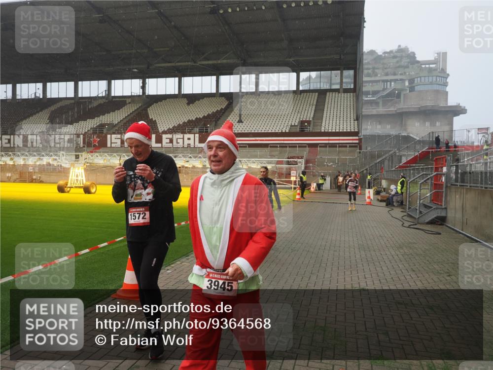 07.12.2025 - St. Pauli X-Mass-Run No. 15 Fabian Wolf http://msf.ph/oto/9364568 07.12.2025 10:07:12 Ziel 421, 792, 1572, 2983, 3414, 3945, 4354 meine-sportfotos.de