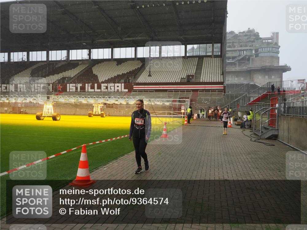 07.12.2025 - St. Pauli X-Mass-Run No. 15 Fabian Wolf http://msf.ph/oto/9364574 07.12.2025 10:07:14 Ziel 421, 792, 1572, 2983, 3414, 3945, 4354 meine-sportfotos.de
