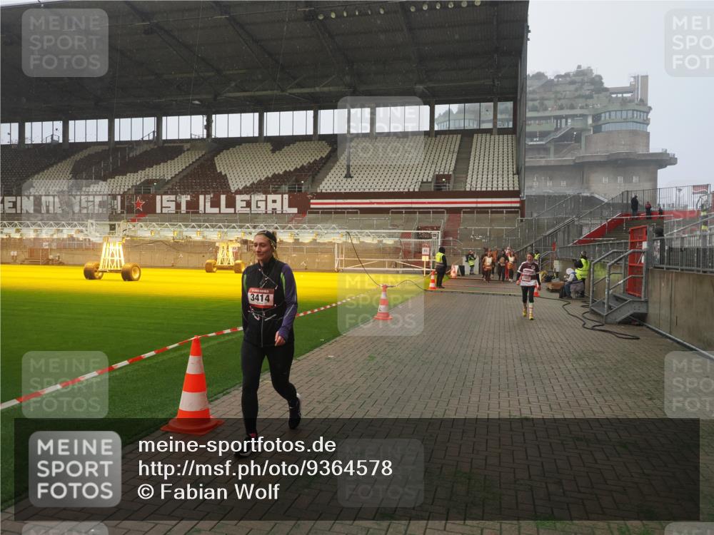 07.12.2025 - St. Pauli X-Mass-Run No. 15 Fabian Wolf http://msf.ph/oto/9364578 07.12.2025 10:07:15 Ziel 421, 792, 1572, 2983, 3414, 3945 meine-sportfotos.de