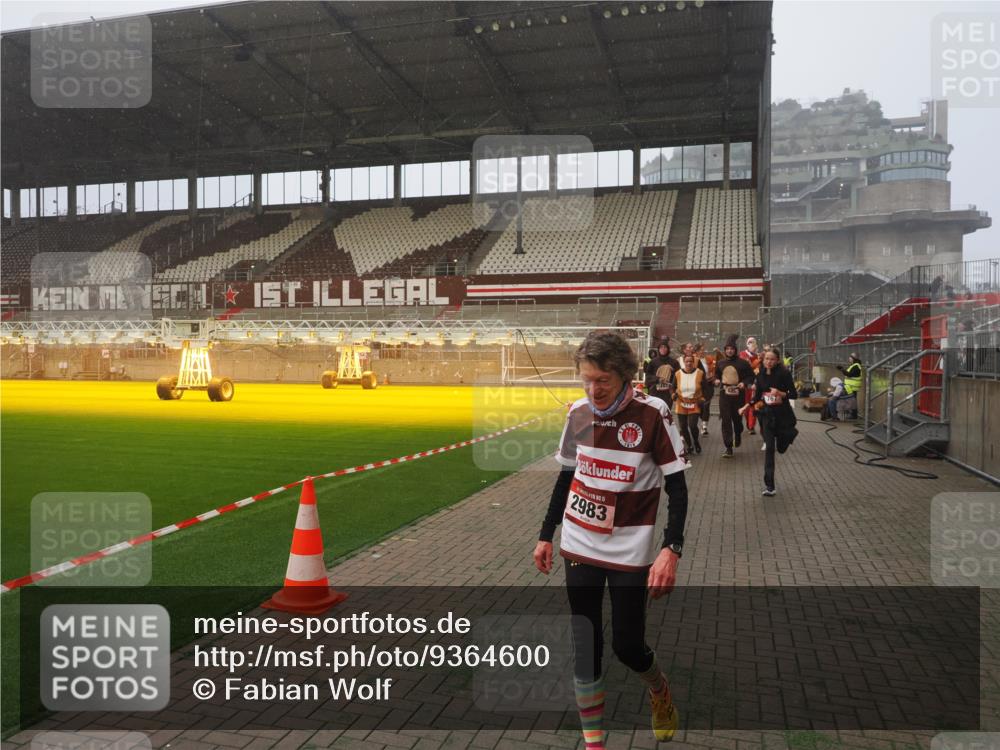 07.12.2025 - St. Pauli X-Mass-Run No. 15 Fabian Wolf http://msf.ph/oto/9364600 07.12.2025 10:07:23 Ziel 256, 265, 272, 517, 657, 685, 716, 767, 1187, 1234, 2983 meine-sportfotos.de