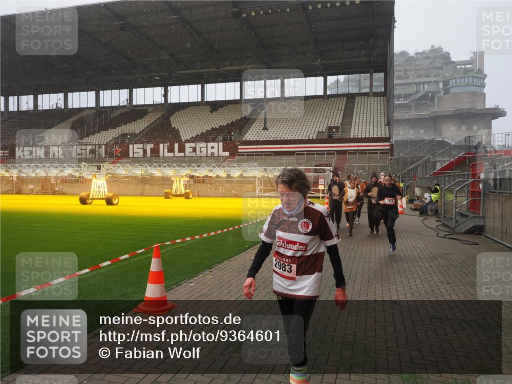 07.12.2025 - St. Pauli X-Mass-Run No. 15 Fabian Wolf http://msf.ph/oto/9364601 07.12.2025 10:07:23 Ziel 256, 265, 272, 517, 657, 685, 716, 767, 1187, 1234, 2983 meine-sportfotos.de