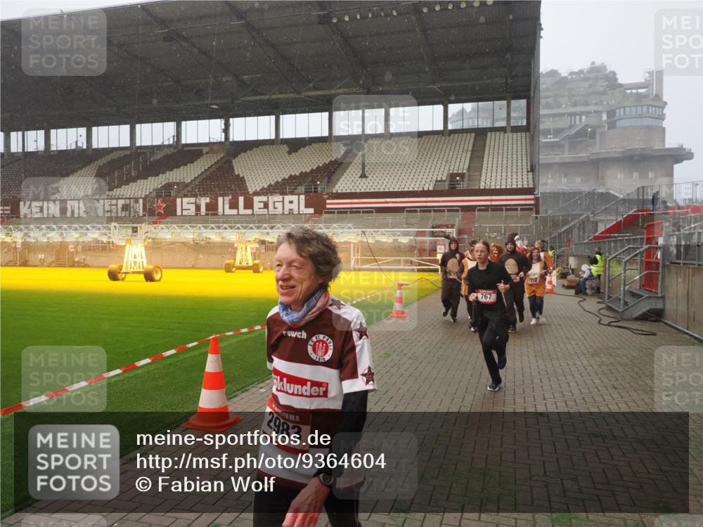 07.12.2025 - St. Pauli X-Mass-Run No. 15 Fabian Wolf http://msf.ph/oto/9364604 07.12.2025 10:07:24 Ziel 256, 265, 272, 517, 657, 685, 716, 767, 1187, 1234, 2983 meine-sportfotos.de